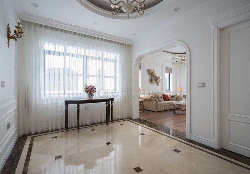 Toàn bộ ánh nhìn tập trung vào kệ trang trí đặt trước khung cửa lớn tinh tế được lắp rèm trắng che mỏng nhẹ