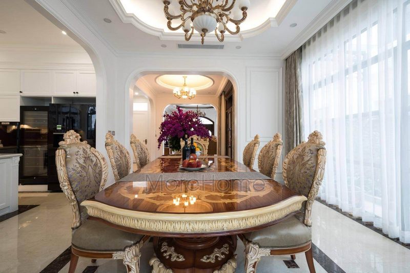 Bộ bàn ăn được đặt ở trung tâm nhà bếp giúp không gian mở rộng có phần liên kết với khu vực tiếp dẫn phòng khách